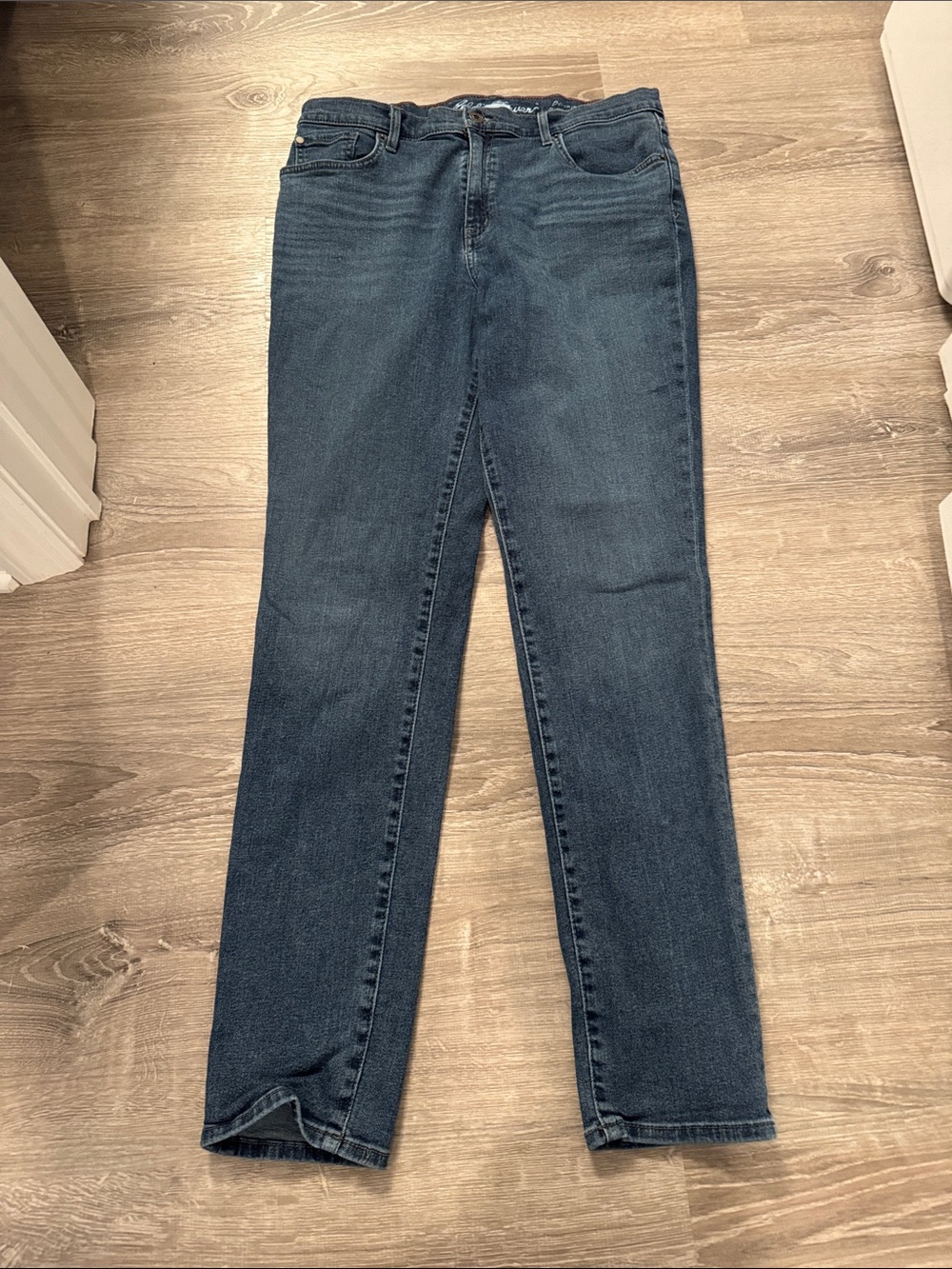 Eddie Bauer Women's Skinny Jeans in Dark Indigo